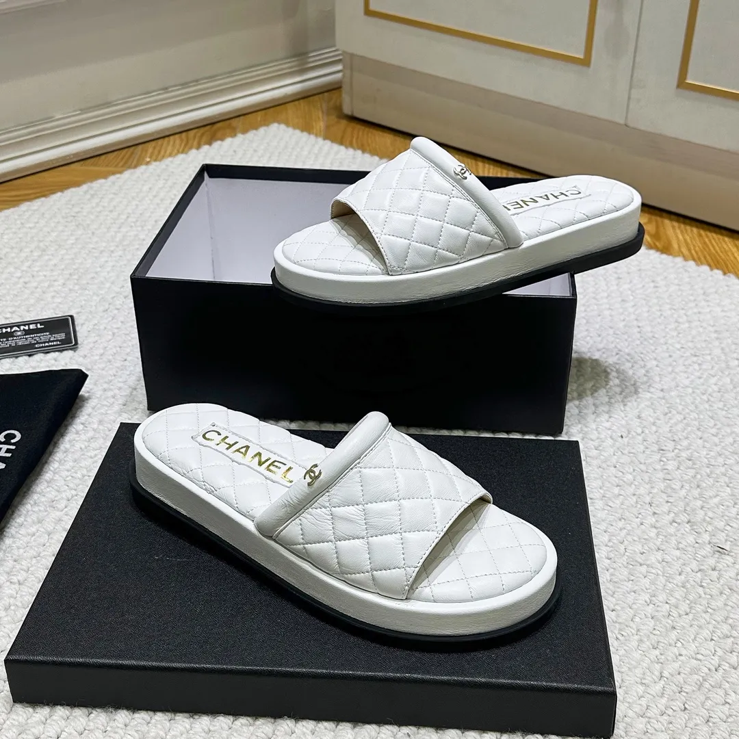 🤝🤝🤝P丶280, Chanel classic sandals, fashion is fleeting, but style lasts forever! This season’s slippers are a classic among Xiangjia classics! Solid color lattice matching, double C hardware buckle. Simple and exquisite! ! ! Fabric: Original sheepskin imported from Italy, sheepskin lining, rubber sole! Code number: 35-40 (41 customized).